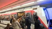 The Hochbahn tests a traffic light at the Wandsbek-Markt underground station. © photo alliance / dpa Photo: Daniel Bockwoldt