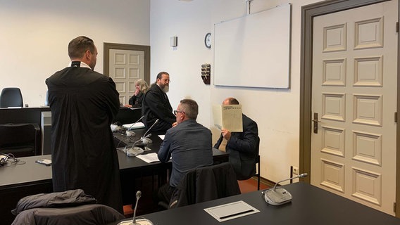 Der Angeklagte sitzt im Gerichtssaal. © NDR Foto: Elke Spanner