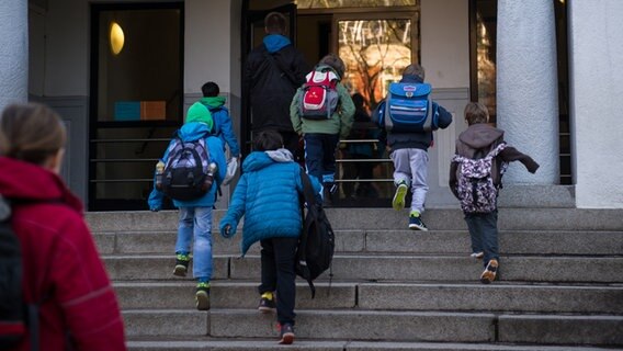 Schüler gehen in die Grund- und Stadtteilschule Eppendorf in Hamburg. © dpa Foto: Maja Hitij
