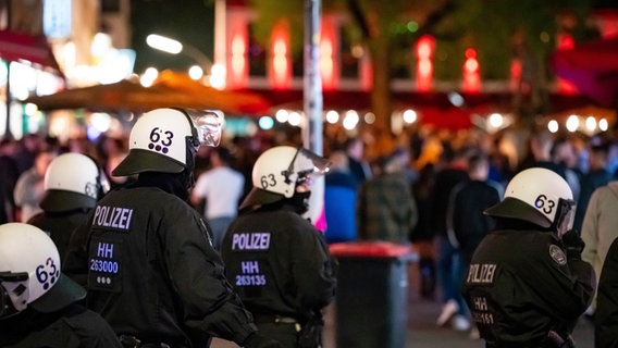 Polizisten in Schutzausrüstung sind am Hans-Albers-Platz im Einsatz um zu verhindern, dass Fan-Gruppen der beiden rivalisierenden Stadtvereine HSV und FC St. Pauli aufeinandertreffen. © dpa Foto: Jonas Walzberg