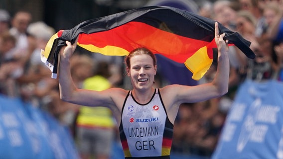 Laura Lindemann läuft bei der Triathlon-WM in Hamburg beim Rennen der Mixed-Staffel  als Erste ins Ziel. © Marcus Brandt/dpa 