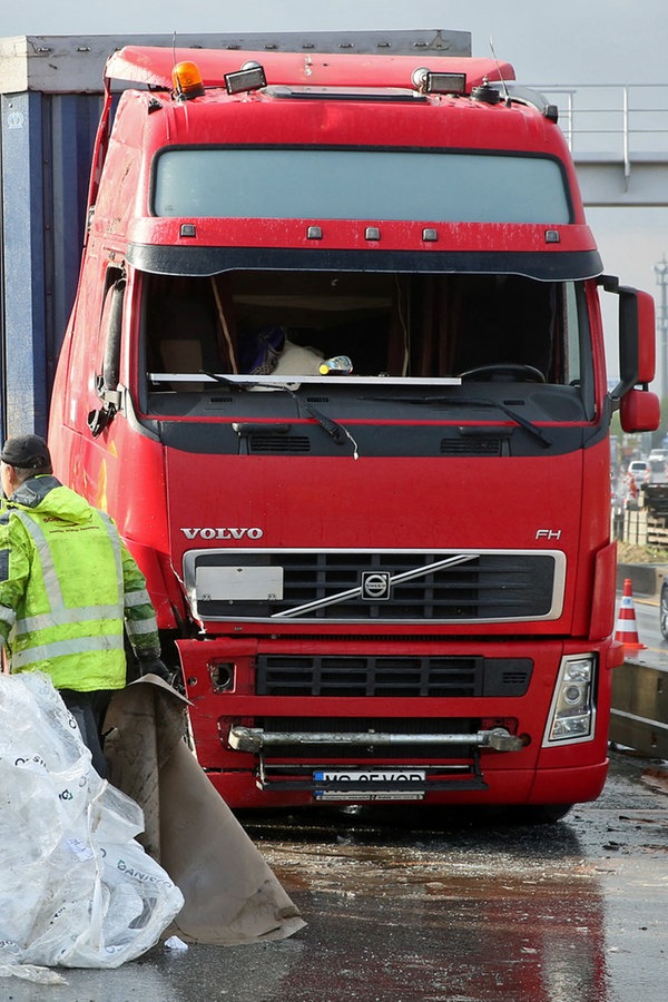 Verkehrschaos Nach Lkw Unfall Auf Der A Ndr De Nachrichten Hamburg