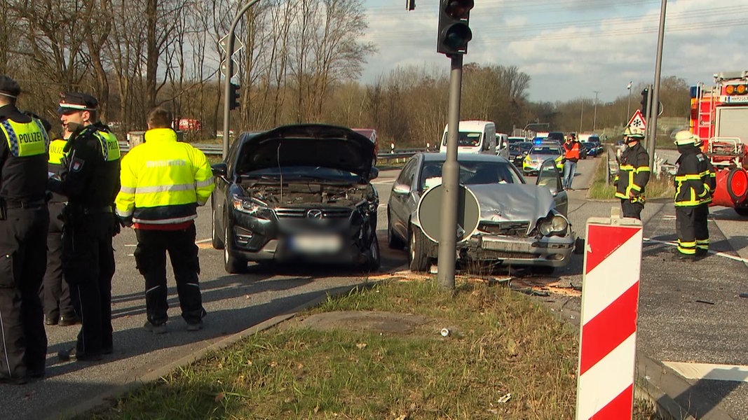 Mehreren Verletzte Unfall Auf Der B5 In Hamburg NDR De Nachrichten