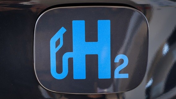 Auf einer Tankklappe eines PKW steht "H2". © picture alliance/dpa Foto: Ole Spata