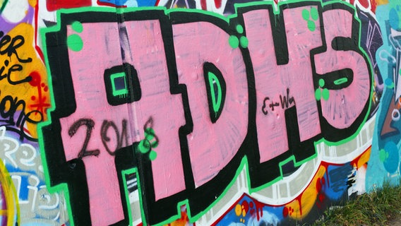 Die Buchstaben ADHS als Graffiti an einer Mauer in Berlin. (Foto vom Dezember 2017) © picture alliance / Wolfram Steinberg | Wolfram Steinberg 