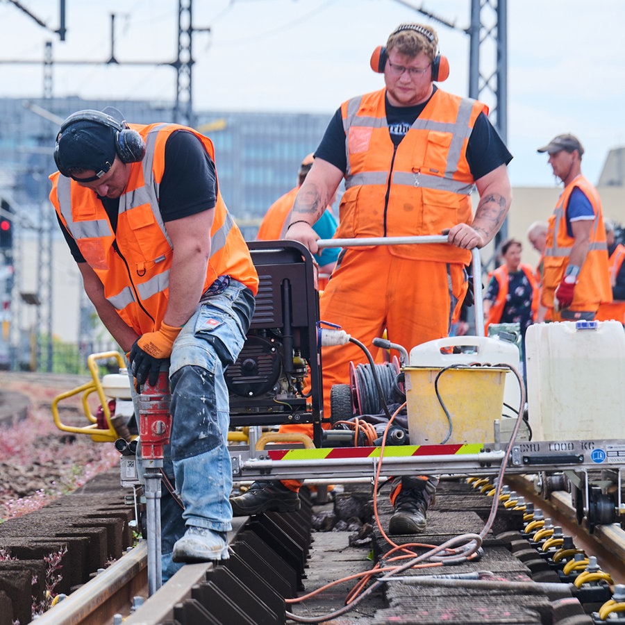 Bauarbeiter bei der Erneuerung von Gleis- und Bahnanlagen © picture alliance/dpa Foto: Annette Riedl