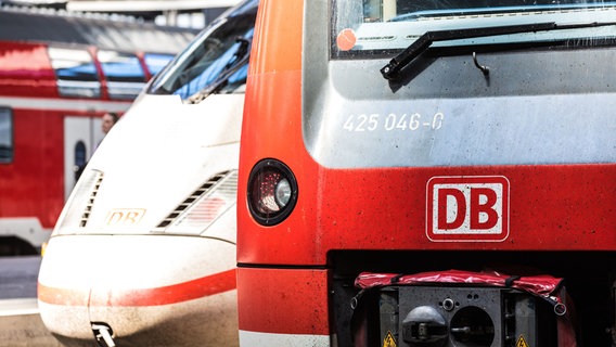 Zwei Loks der Deutschen Bahn in Nahaufnahme. © picture alliance Foto: Micha Korb