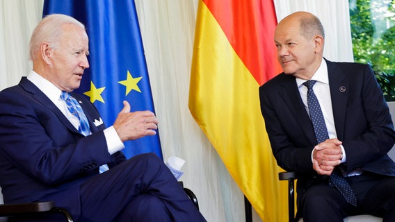 US-Präsident Joe Biden und Bundeskanzler Olaf Scholz sprechen vor dem G7-Treffen in Elmenau miteinander. © picture alliance / ASSOCIATED PRESS Foto: Leonhard Foeger