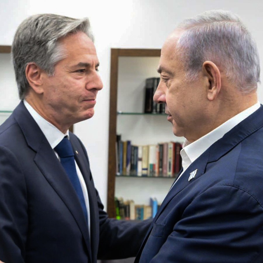 Benjamin Netanjahu (r), Ministerpräsident von Israel, empfängt Antony Blinken, Außenminister der USA, in der Kirya in Tel Aviv. © Amos Ben-Gershom/GPO/dpa 