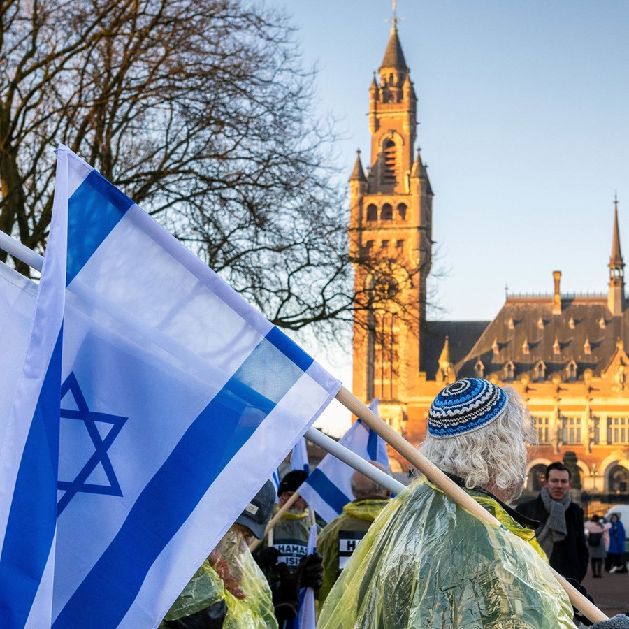 Ein pro-israelischer Demonstrant mit einer Flaggen Israels vor dem Internationalen Gerichtshof in Den Haag. © James Petermeier/ZUMA Press Wire/dpa Foto: James Petermeier