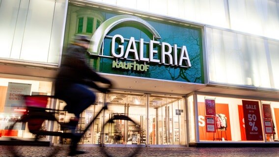 Das Logo von Galeria Kaufhof hängt über dem Eingang zu einer Filiale der Warenhauskette in der Innenstadt von Oldenburg © picture alliance Foto: Hauke-Christian Dittrich