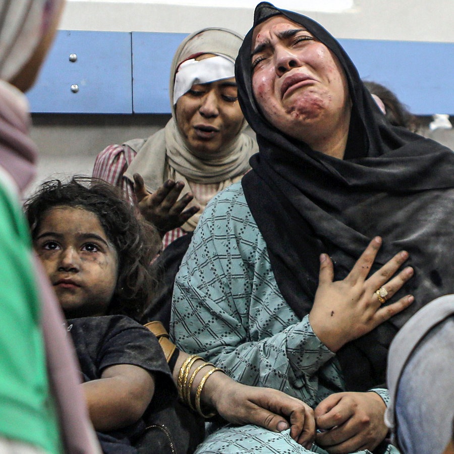 Verwundete Palästinenser liegen nach israelischen Luftangriffen im Al-Shifa-Krankenhaus von Gaza-Stadt. © dpa-Bildfunk Foto: Abed Khaled