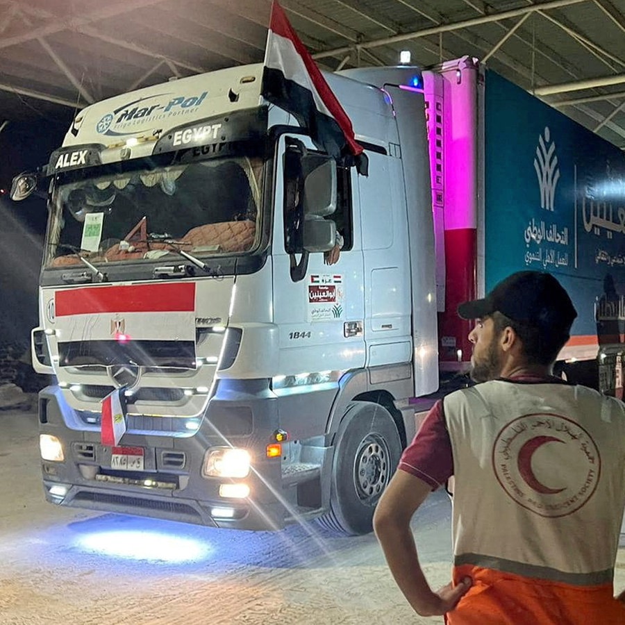 Am Grenzübergang Rafah von Ägypten in den Gazastreifen empfangen Rot-Kreuz-Mitarbeiter Lastwagen mit Hilfslieferungen. © Reuters / PALESTINE RED CRESCENT SOCIETY 