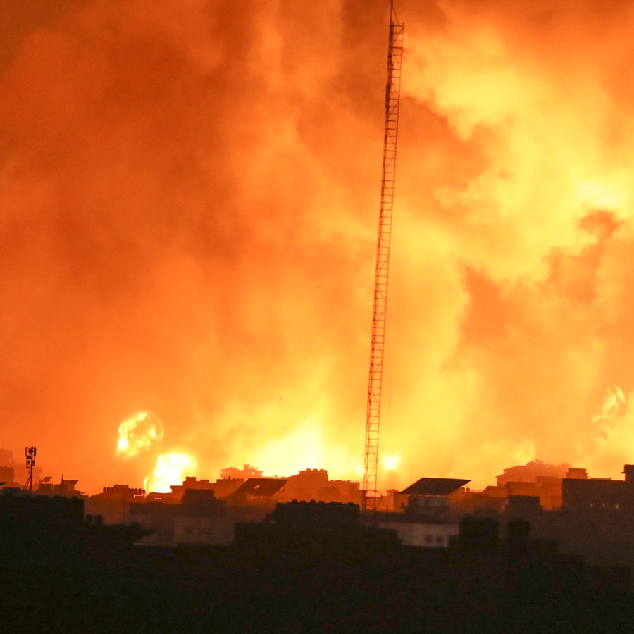 Palästinensische Gebiete, Stadt Gaza: Nach israelischen Luftangriffen auf Gaza steigen Feuer und Rauch aus Gebäuden auf. © AP/dpa Foto: Abed Khaled