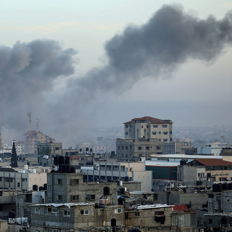 Nach einem israelischen Luftangriff im südlichen Gazastreifen steigt dichter Rauch über Gebäuden in Rafah auf. © dpa bildfunk Foto: Abed Rahim Khatib