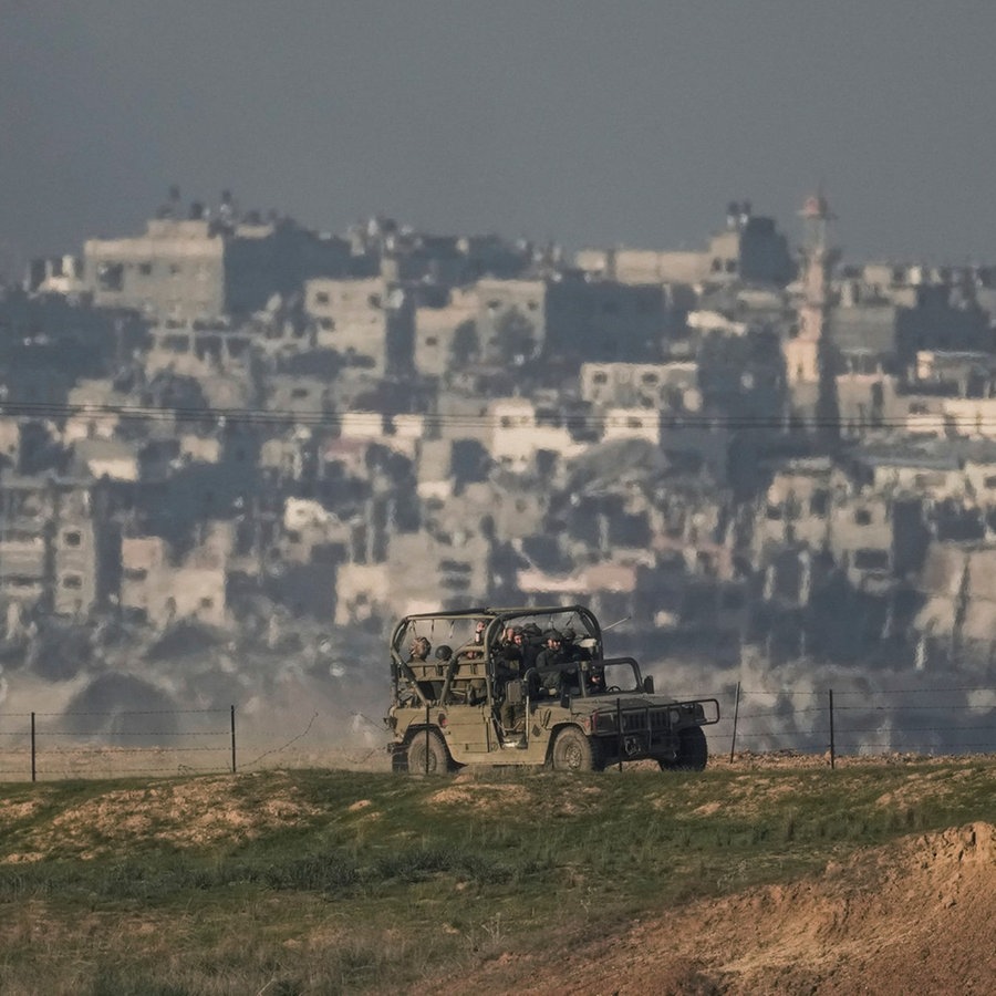 Israelische Soldaten fahren mit einem Militärfahrzeug entlang der Grenze zwischen Israel und dem Gazastreifen im Süden Israels. © dpa-Bildfunk/AP Foto: Leo Correa