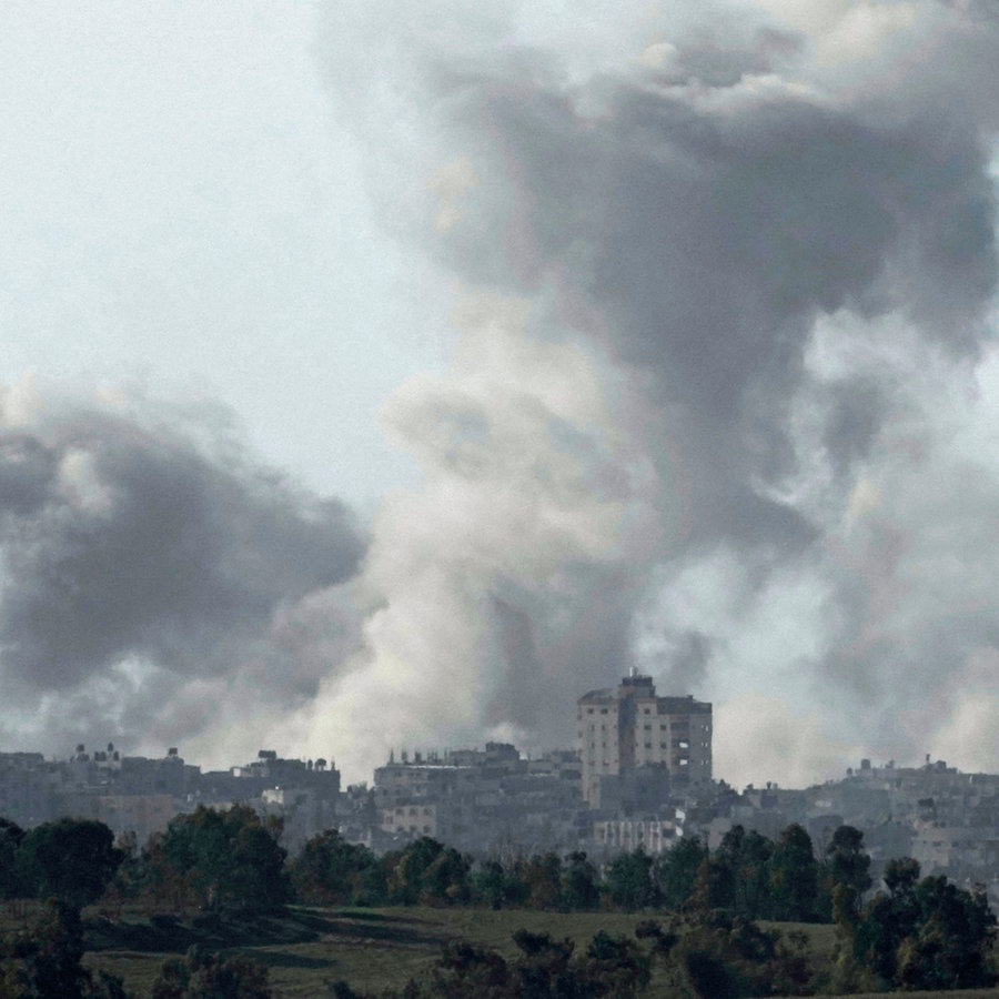 Rauch steigt nach einem israelischen Luftangriff im Gazastreifen auf. © AP/dpa Foto: Leo Correa