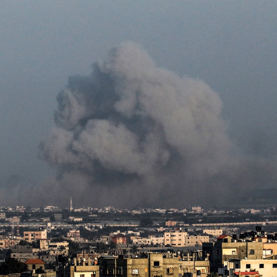 Rauch steigt nach einem israelischen Luftangriff im Gazastreifen auf. © picture alliance/dpa Foto: Abed Rahim Khatib