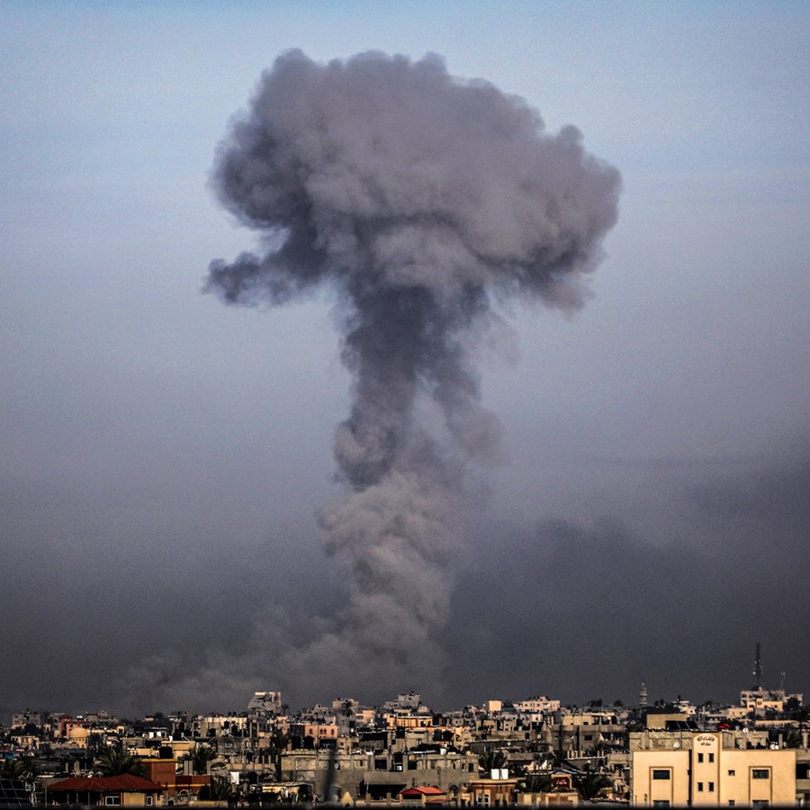 Rauch steigt nach einem israelischen Luftangriff über der Stadt Chan Juni im Gazastreifen auf. © dpa-Bildfunk Foto: Abed Rahim Khatib