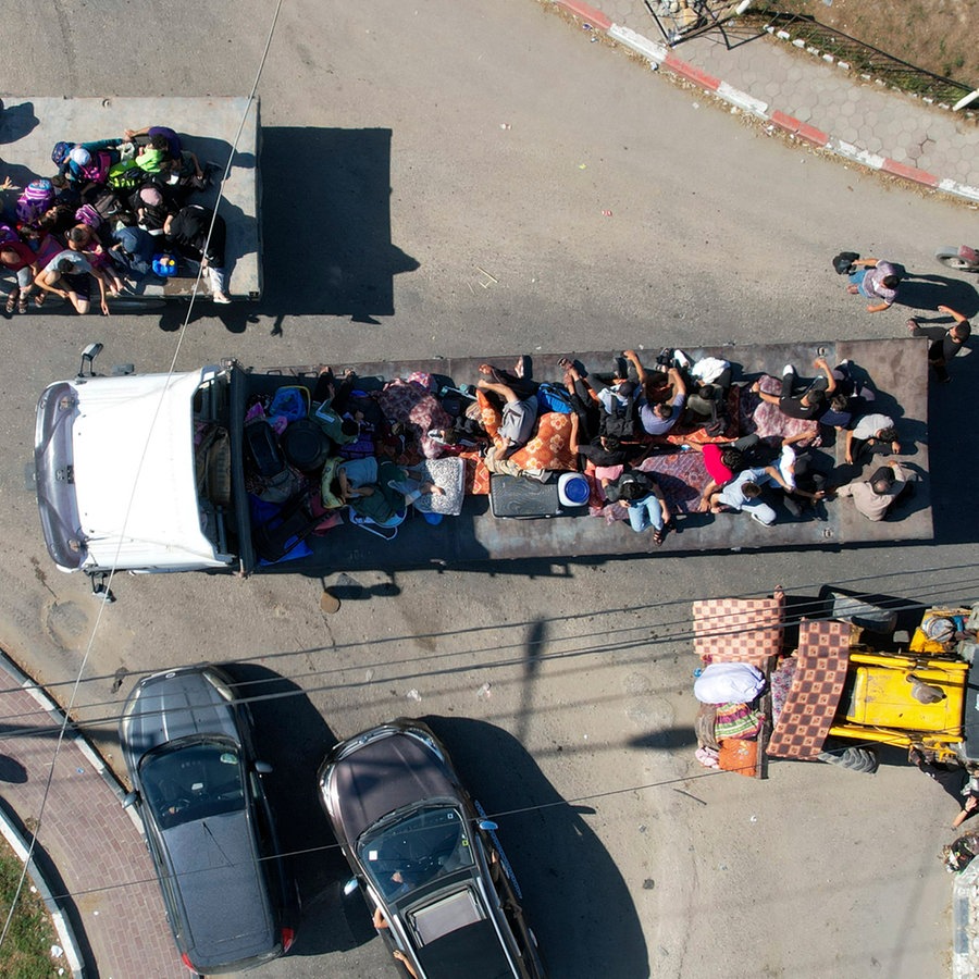 Palästinenser fliehen vor einer möglichen Bodenoffensive Israels aus dem nördlichen Gazastreifen in den Süden. © dpa-Bildfunk/AP Foto: Hatem Moussa