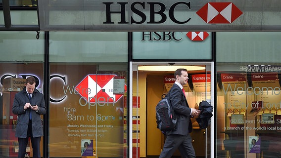Passant vor der HSBC in London © picture alliance / dpa Foto: Andy Rain