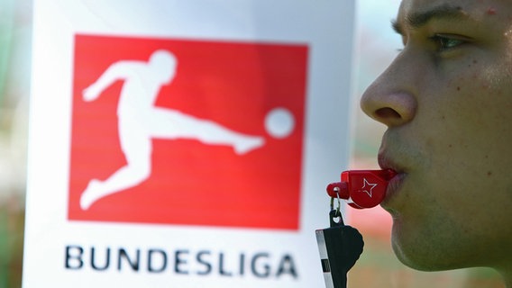 Ein Schiedsrichter pfeift ein Fußball-Bundesliga-Spiel an. © Eibner-Pressefoto Foto: Rene Weiss