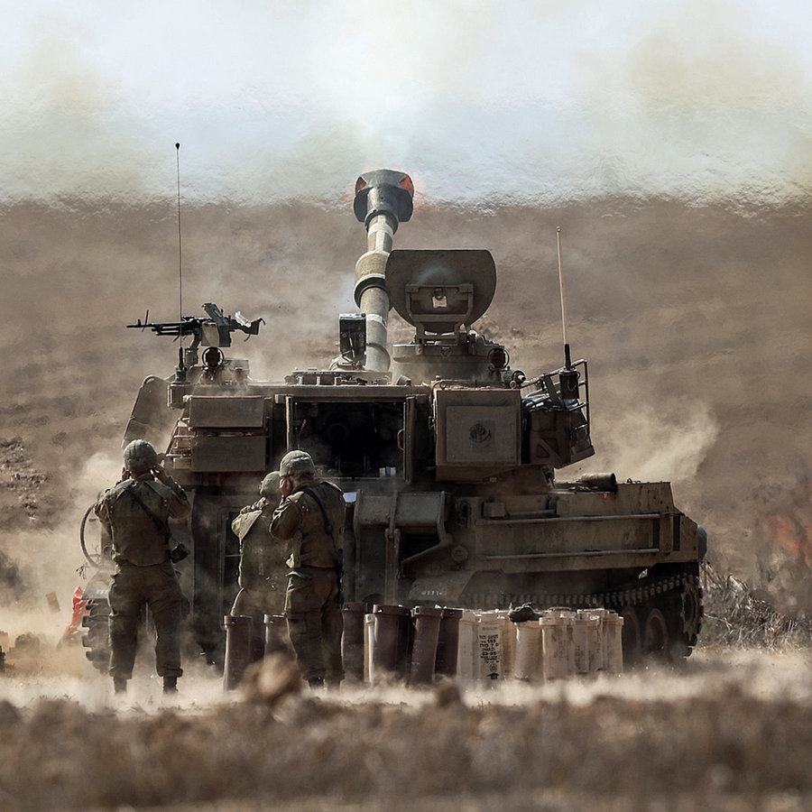 Israelische Streitkräfte feuern Artilleriegranaten auf den Gazastreifen ab. © dpa-Bildfunk Foto:  Ilia Yefimovich