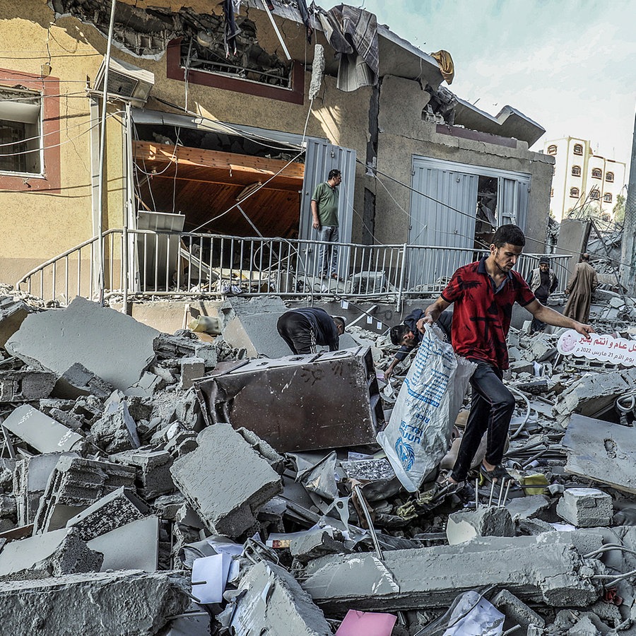 Ein Mann steht vor einem zerstörten Gebäude nach israelischen Luftangriffen in Gaza-Stadt. © dpa-Bildfunk Foto: Abed Rahim Khatib