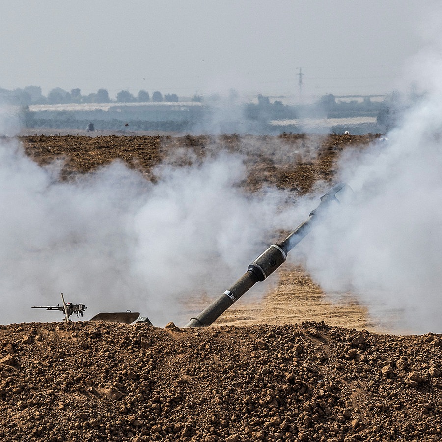 Ein Abschuss aus einem israelischen Artillerie-Geschütz in der Nähe der Grenze zum Gazastreifen. © dpa picture alliance Foto: Ilia Yefimovich