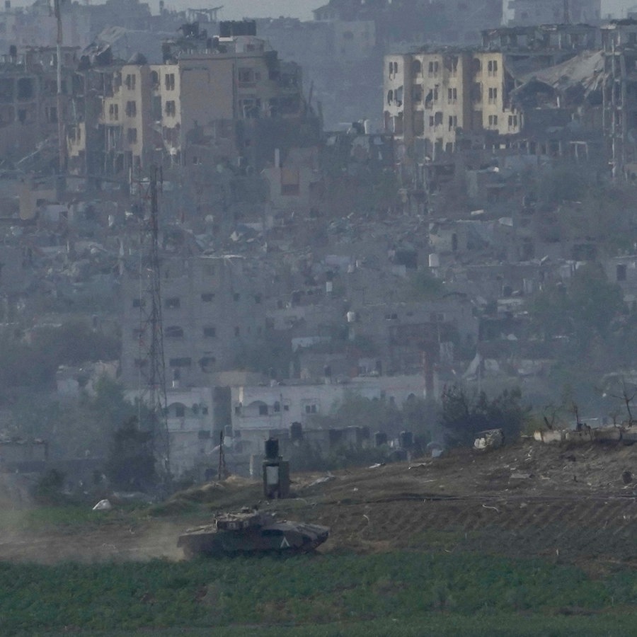 Israelische Panzer fahren entlang der israelischen Grenze zum Gazastreifen in Stellung. © Maya Alleruzzo/AP/dpa 