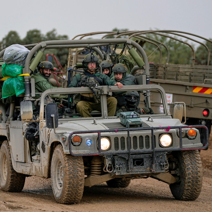 Israelische Soldaten bewegen sich während eines vorübergehenden Waffenstillstands zwischen Israel und der Hamas in der Nähe der Grenze zum Gazastreifen im Süden Israel. © Ohad Zwigenberg/AP/dpa 
