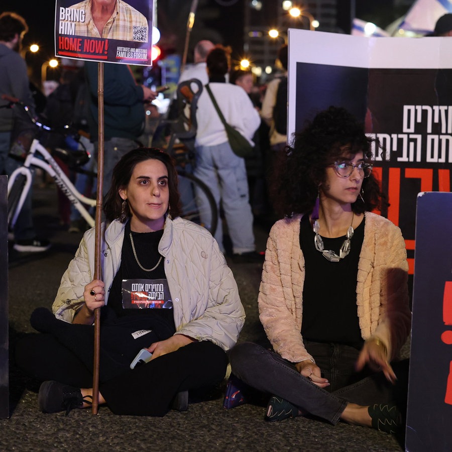 In Tel Aviv nehmen Israelis an einer Kundgebung zur Freilassung von Geiseln teil. © Ilia Yefimovich/dpa 