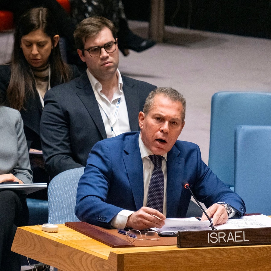 Gilad Erdan (vorne), Botschafter von Israel bei den Vereinten Nationen, spricht im UN-Hauptquartier vor dem Sicherheitsrat der Vereinten Nationen. © Craig Ruttle/AP/dpa Foto: Craig Ruttle/AP/dpa