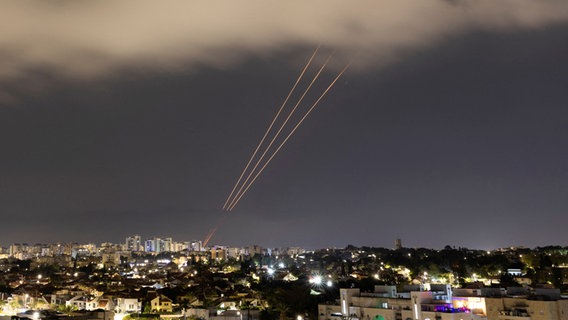 Über der israelischen Stadt Aschkelon fängt ein Luftabwehrsystem aus dem Iran abgefeuerte Drohnen ab. © REUTERS/Amir Cohen 