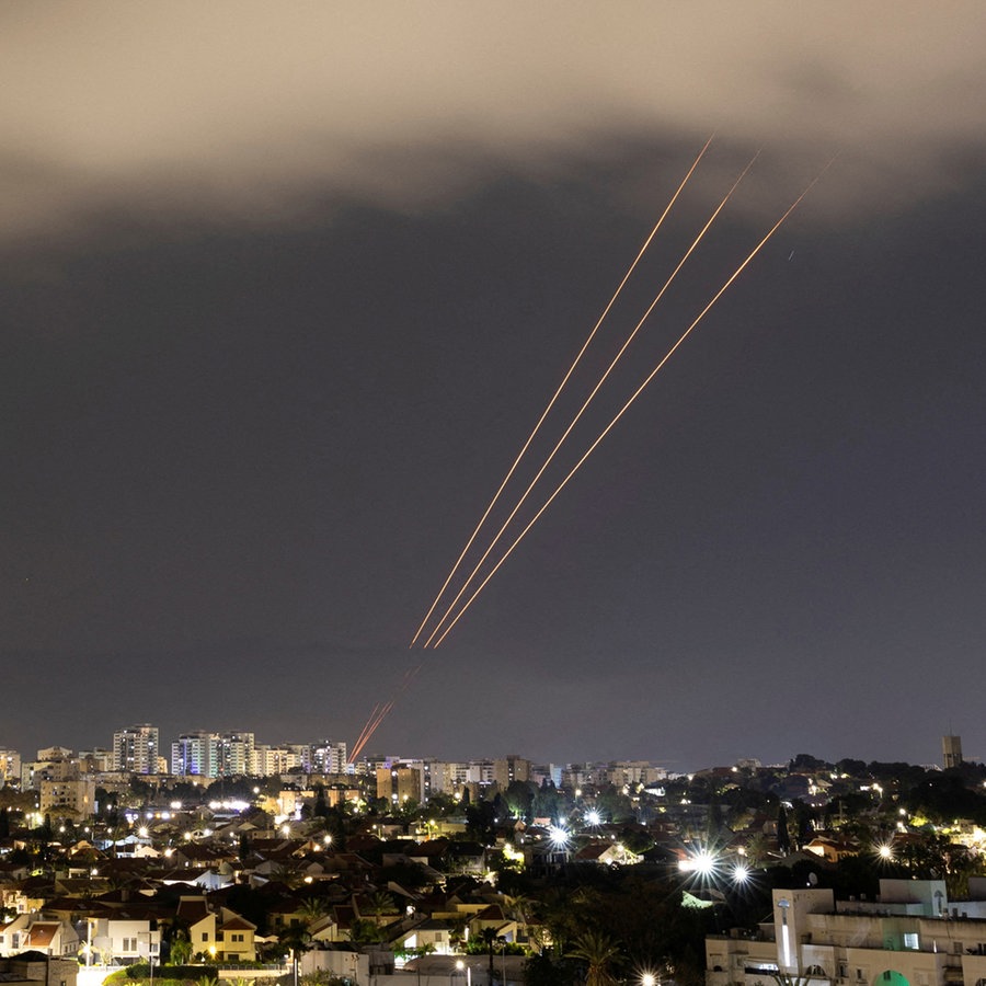 Über der israelischen Stadt Aschkelon fängt ein Luftabwehrsystem aus dem Iran abgefeuerte Drohnen ab. © REUTERS/Amir Cohen 