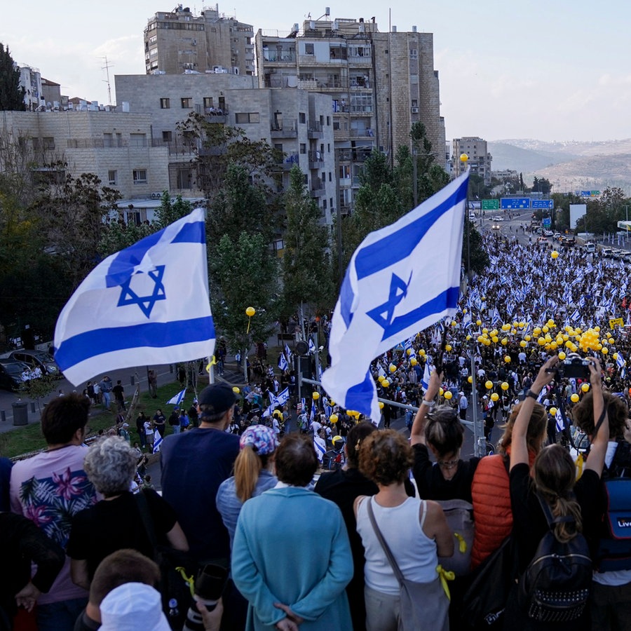 Jerusalem: Angehörige und Unterstützer der israelischen Geiseln, die von der Hamas festgehalten werden © Mahmoud Illean/AP/dpa 