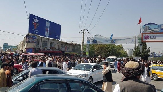 Menschenmengen und Verkehrschaos am Flughafen von Kabul, Afghanistan © picture alliance / AA Foto: Sayed Khodaiberdi Sadat