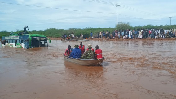 Bus versinkt in Hochwasser in Kenia © Uncredited/AP/dpa 