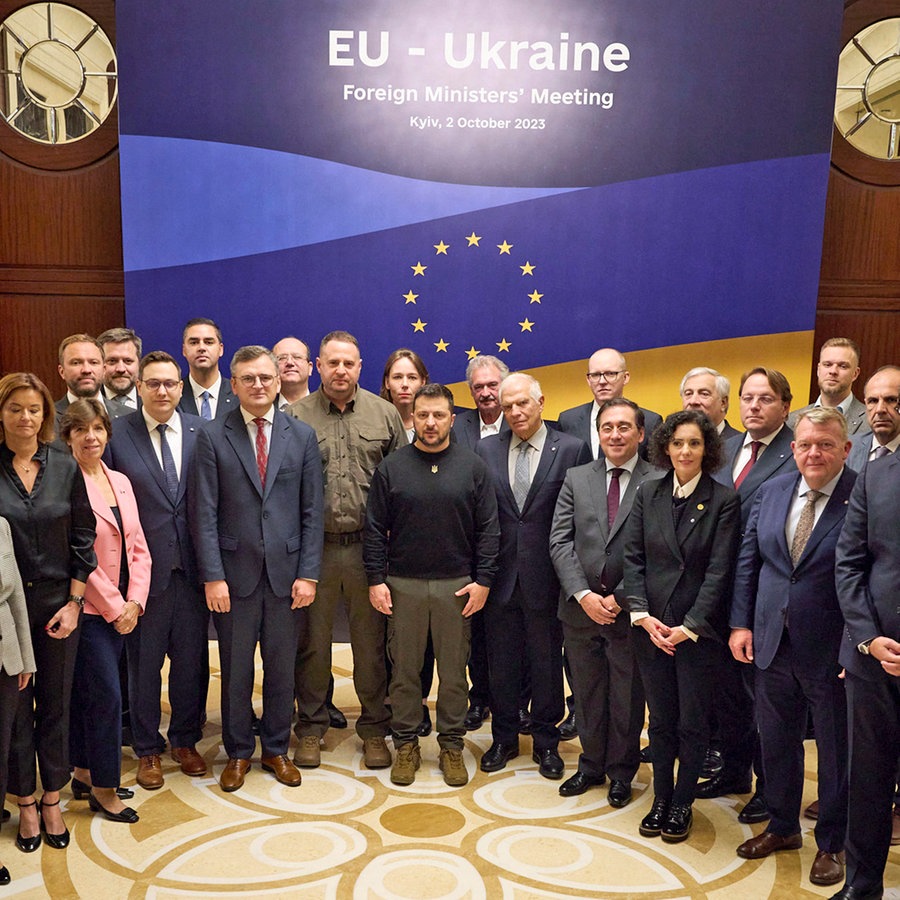 Wolodymyr Selenskyj (M.), Präsident der Ukraine, steht neben den Teilnehmern des informellen EU-Außenministertreffens in Kiew. © Uncredited/Ukrainian Presidential Press Office/AP/dpa 