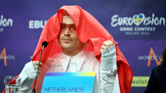 Joost Klein, der die Niederlande vertritt, während der Pressekonferenz nach dem zweiten Halbfinale des Eurovision Song Contest in der Malmö Arena. © Jessica Gow/TT News Agency/AP/dpa 