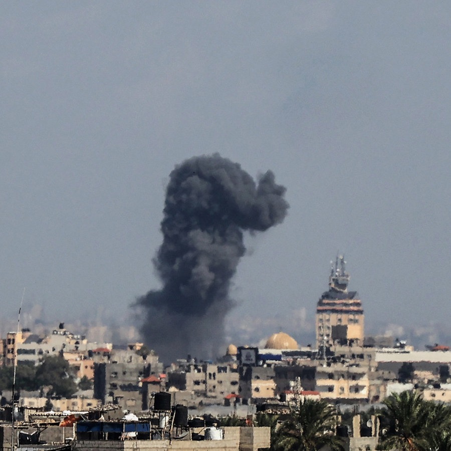 Rauchschwaden steigen nach israelischen Luftangriffen im Gazastreifen auf. © dpa Bildfunk Foto: Abed Rahim Khatib