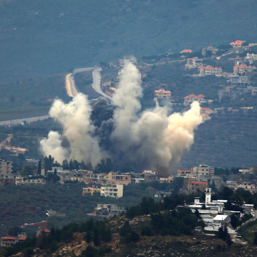 Libanon, Kfar Kila: Nach einem israelischen Luftangriff in Kfar Kila, Libanon, steigt Rauch auf. © Ali Hashisho/XinHua/dpa 