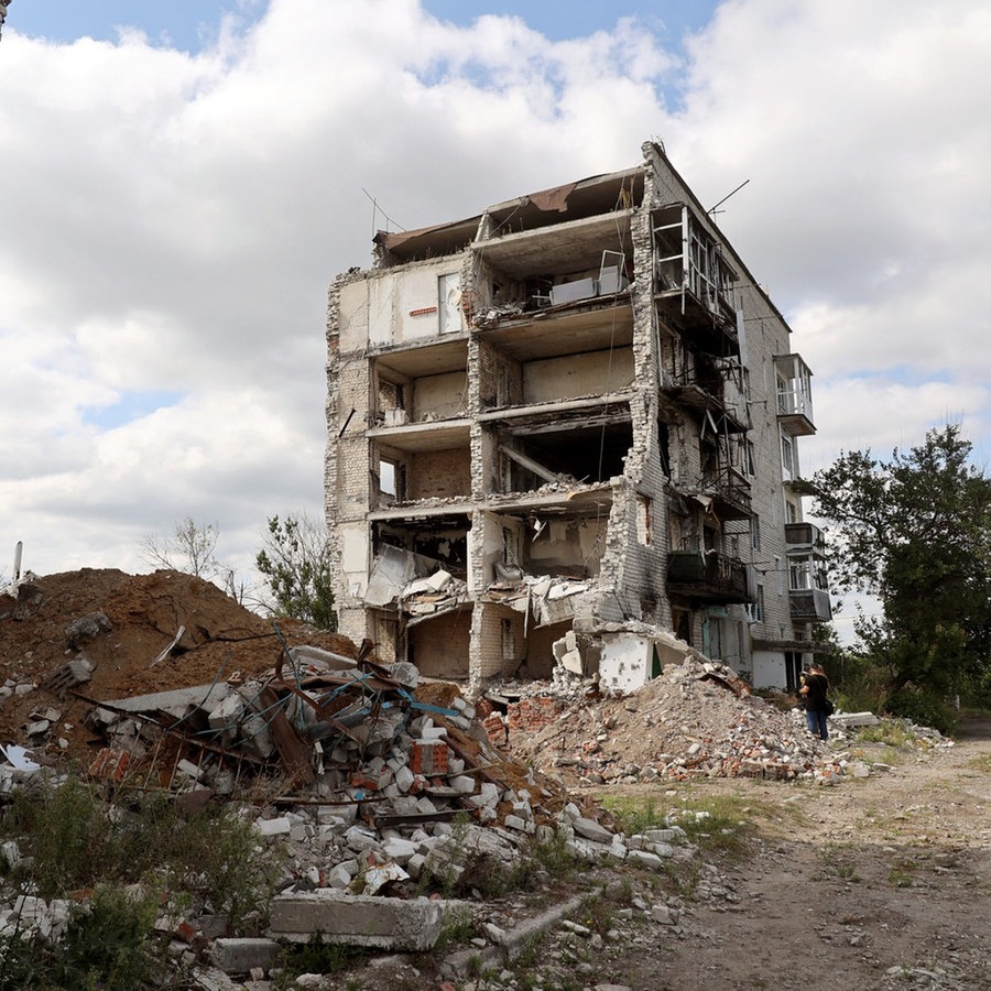 Ein durch einen russischen Angriff zerstörter Appartmentblock in Izium. © picture alliance / abaca | Foto: Madiyevskyy Vyacheslav/Ukrinform