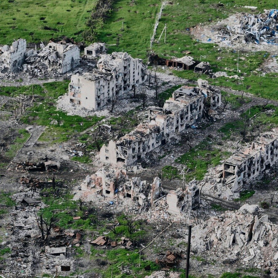 Zerstörte Wohnhäuser und Granatenkrater in der ost-ukrainischen Stadt Marjinka © Libkos/AP/dpa Foto: Libkos/AP/dpa
