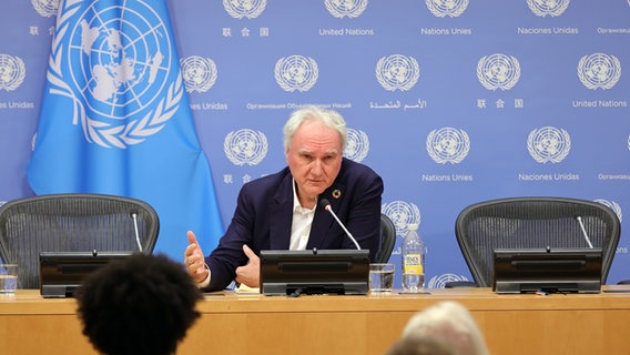 Matthias Schmale, früherer UNRWA-Chef und heutiger Chef im UN-Entwicklungsbüro in Addis Abeba, bei einer Pressekonferenz auf einem Podium. © dpa picture alliance / EuropaNewswire Foto: Luiz Rampelotto