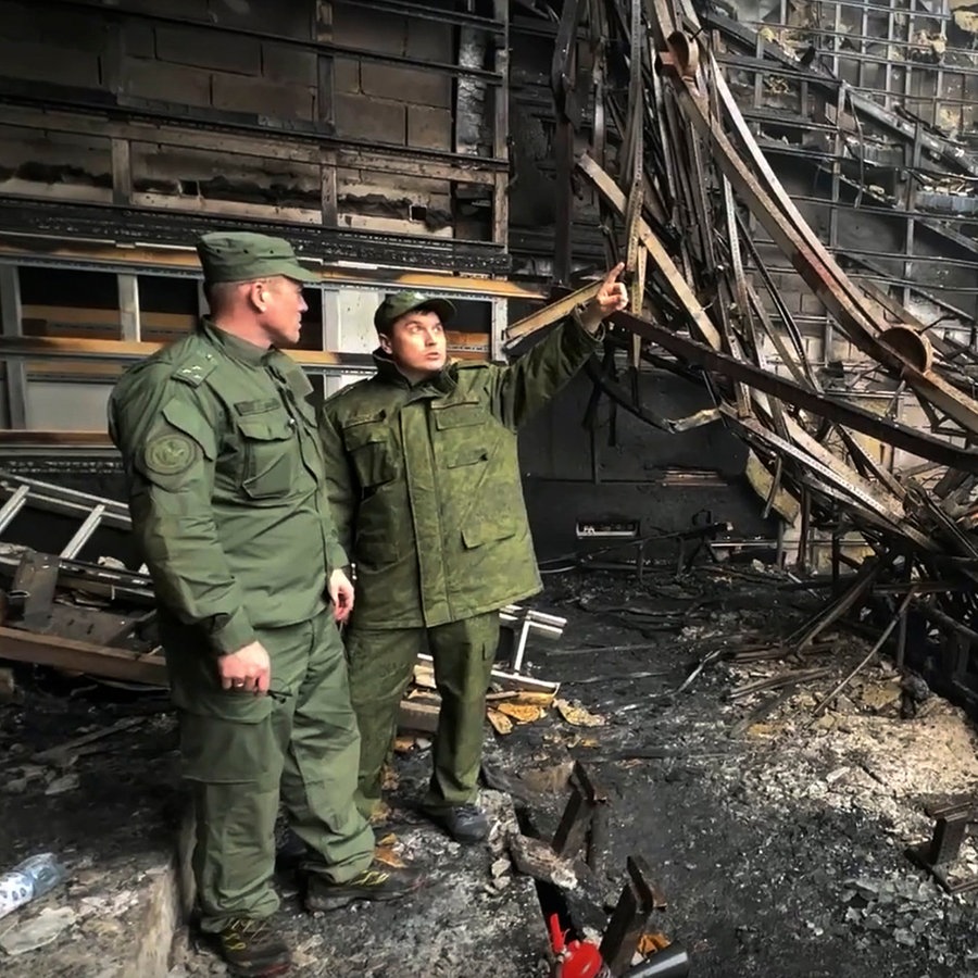 Russische Ermittler untersuchen nach dem verheerenden Terroranschlag die Brandruine der Crocus City Hall bei Moskau. © Investigative Committee of Russia/AP/dpa 