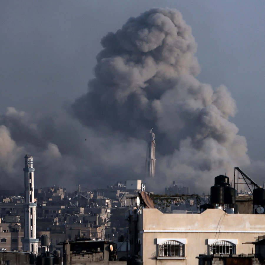Rauch steigt auf, nach israelischen Bombardierungen in Chan Junis im südlichen Gazastreifen. © AP/dpa Foto: Mohammed Dahman