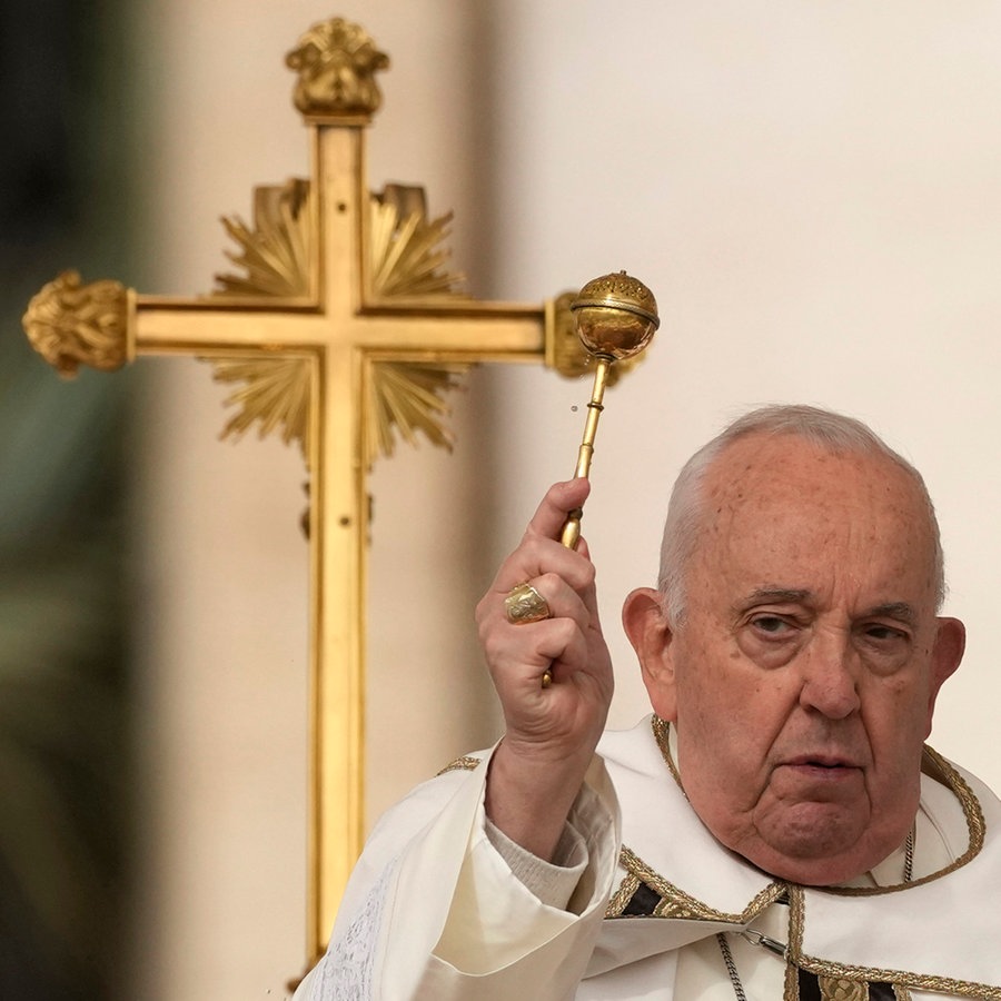 Papst Franziskus verspritzt Weihwasser während der Ostermesse im Vatikan. © dpa Bildfunk/AP Foto: Andrew Medichini