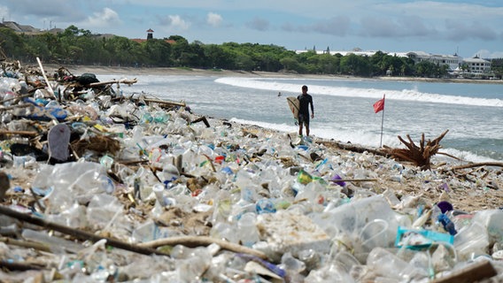 Angespülter Müll bedeckt den Kuta Beach auf Bali. (Foto von 2021) © picture alliance/dpa/AAP | Komang Erviani 