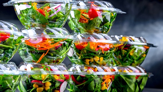 Plastikverpackungen mit Salat in der Auslage eines Geschäfts. © picture alliance / Zoonar | monticello 